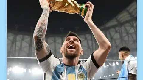 王楚钦巧计逗笑两位裁判，球技丝滑展童真，专注间透出纯真风采